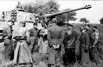 Beauvais frankreich_Soldaten_vor_Panzer_VI_Tiger_I.jpg