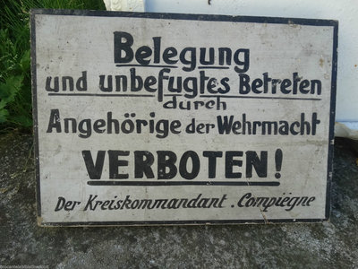 PLAQUE BOIS WEHRMACHT COMPIEGNE.JPG