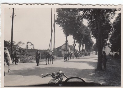 Chateau Thierry Wehrmacht Soldaten und franzosische Kavallerie gefangen 1940.jpg