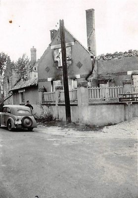 Deutsche PKW am zerstoerte Haus Laon Frankreich.JPG