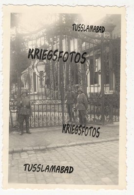 MONS EN LAONNOIS FRANCE SOLDATS GARDE Aisne poste porte.jpg