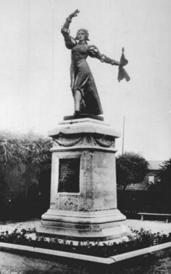 PERONNE Marie Fouré statue 1941.jpg