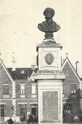 MOUY STATUE DUC DE MOUCHY.jpg