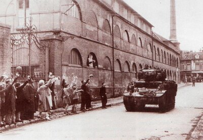 M-3 STUART anglais à Beauvais.jpg