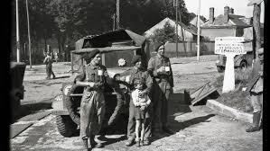 31 aoput 1944 - Dans le bas de la rue d'Amiens.jpg