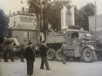 Tigre II du 3ème SS PZ ABT 503 qui reflue depuis le vexin vers la Belgique. Abandonné à Beauvais..jpg