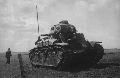 RENAULT D2 n° 2041 DENAIN à Le Becquet - 1.jpg