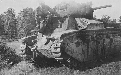 RENAULT D2 n° 2036 EYLAU au Mont Saint Adrien - 1.jpg