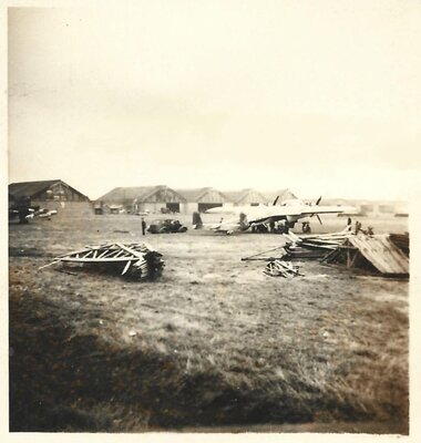 Compiegne (proxitmité, donc Margny), le 21 juillet 40. Epaves d'avions français..jpg
