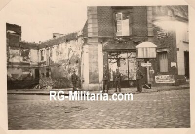 Montdidier, soldats de la Lw devant des panneaux routier. 1940.jpg