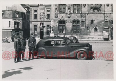 Compiegne, soldats de la Wh avec une Renault, devant la mairie..jpg