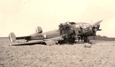Potez 63-11 n° 401 GAO 547 accidenté le 14-05-40 à Laon Vivaise - 2.jpg